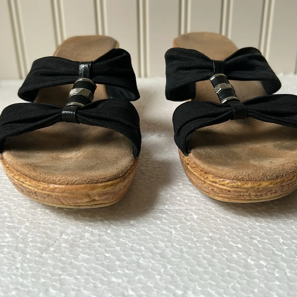 Italian Shoemaker women bejewel Cork Wedge 2.5” Heel suede insole size 8 black